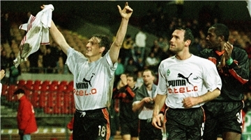 Nach Abpfiff des UEFA-Cup-Rückspiels zwischen dem SV Werder Bremen und dem französischen Club Olympique Lyon im Dezember 1999 laufen die Werder-Spieler Andreas Herzog, Andree Wiedener und Julio Cesar (von links) jubelnd durch das Stadion. Mit einem überraschenden 4:0-Sieg sicherten sich die Bremer den Einzug in die nächste Runde.