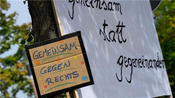 Aktionstag gegen Hetze nach Tod von 16-Jähriger in Friedland Nach Angaben der Veranstalter kamen bis zu 400 Menschen bei dem Aktionstag zusammen.
