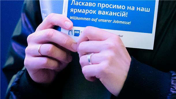Nach Angaben des Jobcenters sinkt die Zahl der ukrainischen Bürgergeldempfänger im Landkreis Rotenburg. Das dürfte nicht zuletzt daran liegen, dass im ersten Halbjahr 73 von ihnen eine Anstellung gefunden haben. 