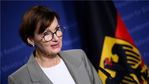 Bundesbildungsministerin für Aktionstag gegen Antisemitismus Nach Ansicht Stark-Watzingers böte ein Aktionstag die Chance, sich intensiv mit Antisemitismus auseinanderzusetzen.