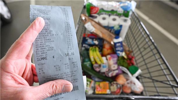 Viele profitieren von Sonderzahlung als Inflationsausgleich Nach Beginn des russischen Angriffskrieges gegen die Ukraine hatten sich vor allem Energie und Lebensmittel sprunghaft verteuert.
