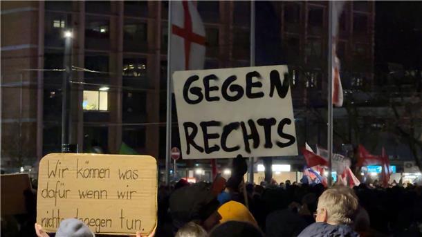 Stadt Potsdam prüft Einreisesperre für Rechtsextremisten Nach Bekanntwerden des Treffens extremer Rechter in Potsdam gehen deutschlandweit Menschen auf die Straße - in Potsdam wollen auch die Behörden aktiv werden.