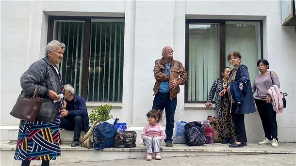 Nach Berichten über Schüsse versammeln sich Anwohner nahe eines lokalen Regierungsgebäudes in Stepanakert. Die Karabach-Armenier befürchten, aus ihrer Heimat vertrieben oder im autoritär geführten Aserbaidschan unterdrückt zu werden.