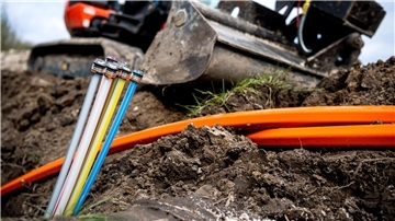 Glasfaserkabel ragen aus dem Boden. In Kürze sollen auch Stollhamm und Fedderwardersiel mit schnellem Internet versorgt werden.