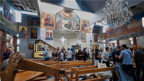 Tote bei Selbstmordanschlag in syrischer Kirche Nach Darstellung des syrischen Innenministeriums drang der Attentäter unter Abgabe von Schüssen in die Kirche im Christenviertel Al-Duwaila ein.