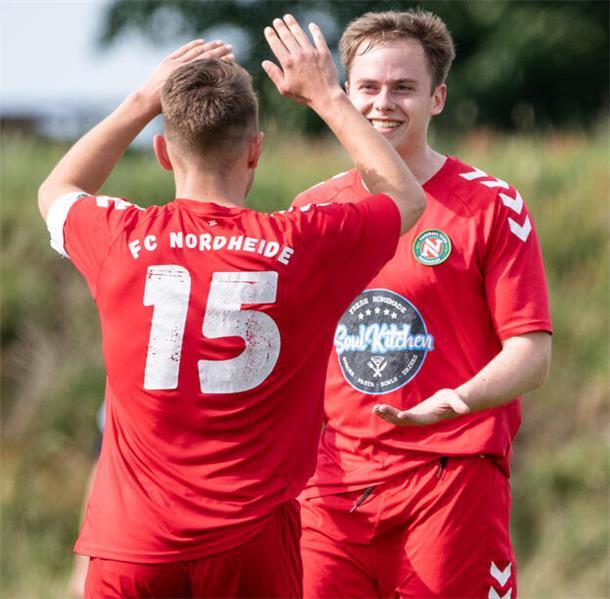 Torfestival bei finalem Derby: Nordheide gewinnt 5:4 in Groß Meckelsen Nach dem 5:4 für Nordheide jubeln Noah Klindworth (rechts) und Jannes Wilkens.