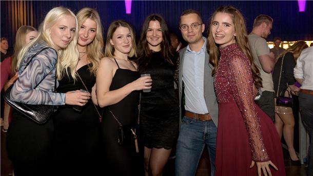 Fünf junge Frauen und ein Mann in Abendgarderobe