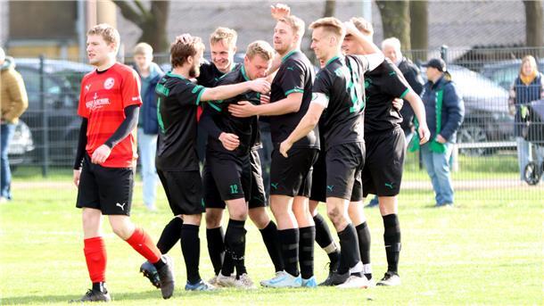Vor 500 Zuschauern: TSV Karlshöfen nach 2:1-Sieg in Gnarrenburg im Finale Nach dem Abpfiff gab es kein Halten mehr für das Karlshöfener Team um Spielmacher Jan-Henrik Kück (Zweiter von links). Damit zieht der Kreisligist nach 2016 erneut ins Finale ein.