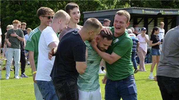 Nach dem Abpfiff in Basdahl: Zuschauer sind auf den Platz gestürmt, um TSV-Spieler Markus Schriefer, Schütze des Ausgleichstreffers in der Nachspielzeit, zu feiern.
