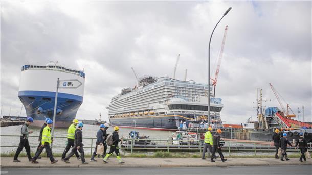 Nach dem Andocken der „Disney Adventure“ an der Lloyd Werft füllten sich die Straßen mit Arbeitern.