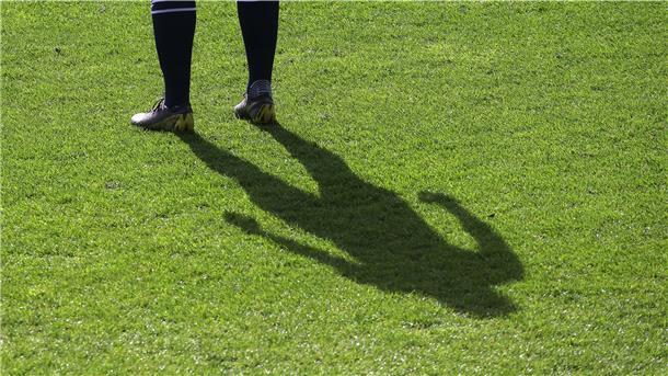 Angriff auf OSC-Fußballer: Jetzt spricht die Mutter Nach dem Angriff auf einen 15 Jahre alten Fußballer des OSC Bremerhaven fordert die Mutter des Opfers Antworten vom gegnerischen Verein.
