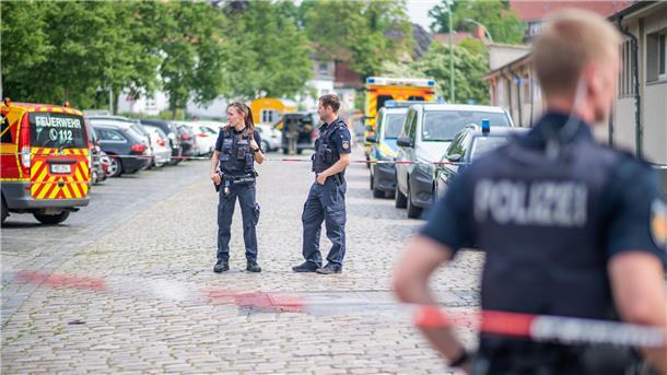 Nach dem Armbrust-Attentat sicherte die Polizei die Schule großflächig ab.