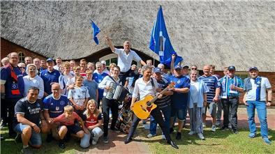 Nach dem Aufstieg: Der Fanclub Wurster Raute feiert am letzten Spieltag am Alten Pastorenhaus in Misselwarden.