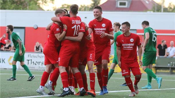 Brake wirft Abbehausen nach 0:2-Rückstand aus dem Pokal Der SV Brake bejubelt den Pokalsieg gegen den TSV Abbehausen.