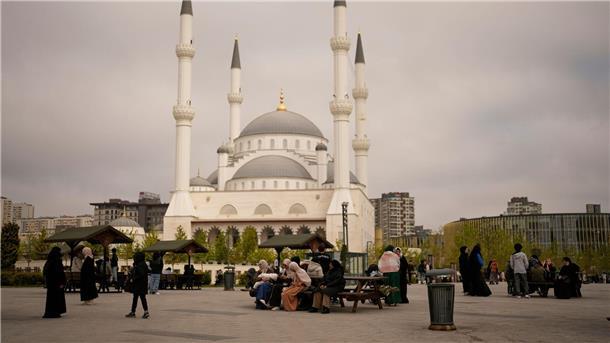 Nach dem Beben haben sich Menschen vor einer Moschee versammelt. 