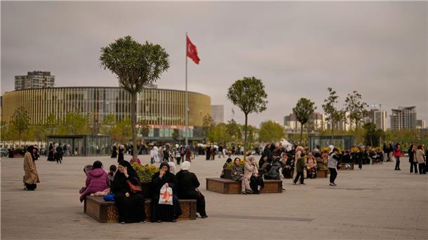 Nach dem Beben harren viele Menschen in Istanbul im Freien aus. 