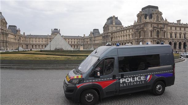 Juwelendiebstahl im Louvre – Ermittler prüfen Alarmanlage Nach dem Diebstahl im Louvre dauert die Suche nach den Tätern und ihrer Beute an (Archivbild).