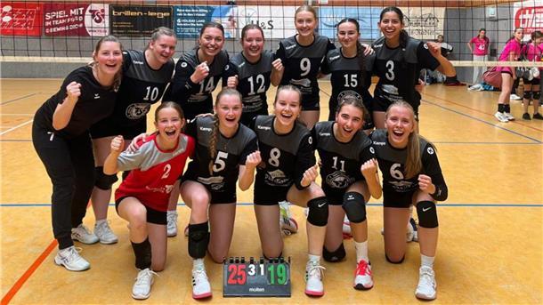 Nach dem Doppelerfolg in eigener Halle war die Stimmung bei den Zevener Volleyballerinnen ausgezeichnet.