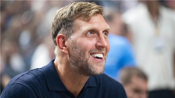 Nach dem EM-Titel: Dirk Nowitzki freut sich für die deutschen Basketballer. (Archivbild)
