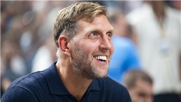 Nach dem EM-Titel: Dirk Nowitzki freut sich für die deutschen Basketballer. (Archivbild)