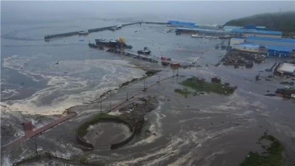Vor riesigen Flutwellen warnen Nach dem Erdbeben auf der russischen Halbinsel im Pazifik gab es auch einen Tsunami und Überschwemmungen dort in der Nähe.