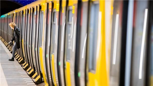 49-Euro-Ticket kommt: Bund und Länder einigen sich Nach dem Erfolg des bundesweiten 9-Euro-Tickets soll ein 49-Euro-Ticket als Nachfolger kommen.