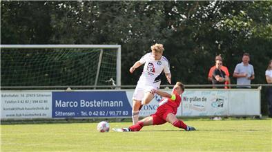 Zwei Männer kämpfen um einen Ball.