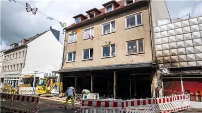Nach dem Feuer in einem Wohn- und Geschäftshaus ermittelt die Polizei wegen des Verdachts eines Tötungsdelikts. (Archivbild)