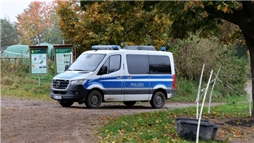 Nach dem Fund einer Kinderleiche bei Güstrow haben Polizisten mit der neuerlichen Absuche des Gebietes am Dorfrand von Klein Upahl bei Güstrow begonnen.      