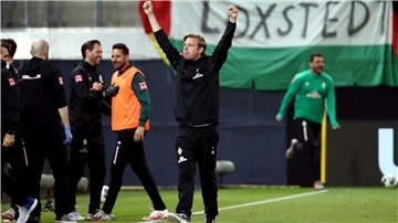 Nach dem gerade noch geglückten Klassenerhalt darf Florian Kohfeldt als Trainer weitermachen.