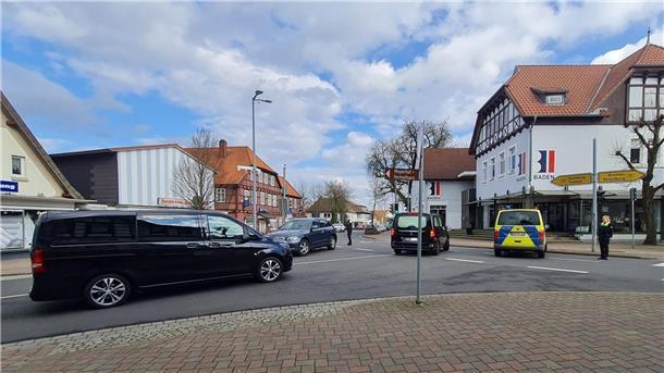Nach dem Gottesdienst sorgte die Polizei dafür, dass die Bestatter problemlos auf die B75 in Scheeßel abbiegen und ihre Fahrt fortsetzen konnten.