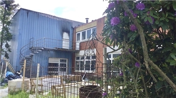 Nach dem Großbrand einer alten Halle in Leherheide, Adolf-Kolping-Straße, in der Nacht zu Pfingstmontag: Dies ist der Verbindungstrakt zwischen der blauen einstigen Sport-Halle und dem angrenzenden Hotel. 