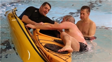 Nach dem Kentern ist vor dem Kentern: WSV-Paddler Peter Thierer (links) und Kay Schiwy (rechts) gehen unserem Reporter Christoph Heilscher zur Hand.