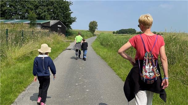 Nach dem Mittagsessen führte der Weg zur Ponystation, wo die Kinder die Ponys „Kleiner Donner“, „Prinz“ und „Flame“ kennenlernen und putzen durften.
