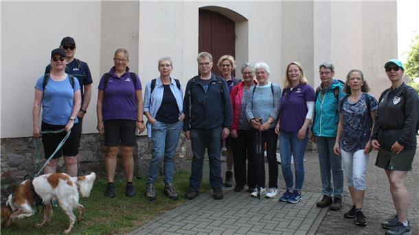 Menschen stehen vor einem Gebäude. Nach dem Segen in der Bramstedter St. Jacobi-Kirche machten sich die Pilger und Pilgerinnen auf den Weg nach Lunestedt.