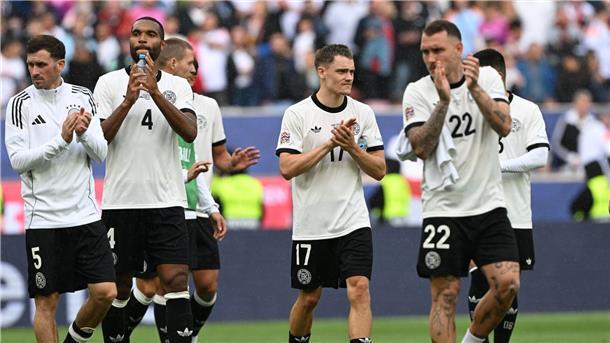 Fußball-Krimi mit Elfmeterschießen Nach dem Spiel bedanken sich Fußballer der deutschen Nationalmannschaft bei ihren Fans. Die Deutschen landeten im Wettbewerb Nations League auf Platz vier.