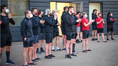 Nach dem Spiel bedankten sich die Spieler der Pinguins bei den Fans, die sie vor der Halle feierten.