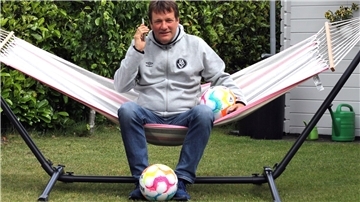 Nach dem Spielabbruch in der Regionalliga stand beim Zevener Trainer Torsten Gütschow das Telefon nicht mehr still.