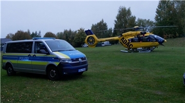 Polizeiauto und Helikopter. 