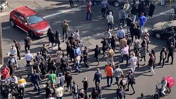 Großes Zuschauerinteresse an „Brennpunkt“ über den Iran Nach dem Tod der jungen iranischen Kurdin Mahsa Amini gehen im Iran Menschenmassen auf die Straßen.