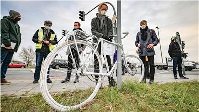 Nach dem tödlichen Unfall mit einem Fahrradfahrer haben ADFC-Mitglieder am Montagnachmittag ein sogenanntes Ghost Bike an der Weserstraße aufgestellt.