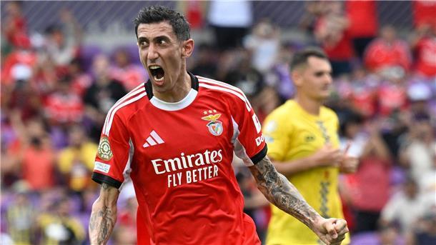 Über zwei Stunden unterbrochen: Benfica schlägt Auckland Nach dem Treffer von di María ging es erstmal nicht weiter.