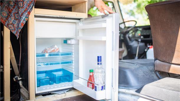 Nach dem Umbau hat Yannik alles, was er braucht, in seinem Van: Bett, Stauraum, Küchenzeile, Waschbecken, Campingtoilette und Kühlschrank. Nur die Dusche fehlt.