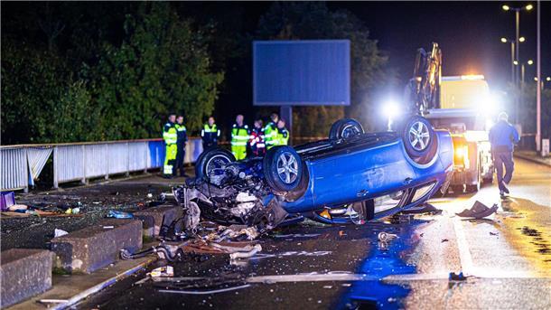 Nach dem Unfall: Das Auto des 19-Jährigen liegt auf dem Dach auf einer Brücke in Hannover-Kleefeld.