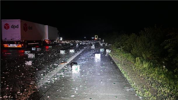 Nach dem Unfall verteilte sich die Ladung - jede Menge Bierkisten - auf der Autobahn.