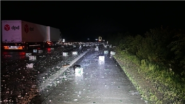 Nach dem Unfall verteilte sich die Ladung - jede Menge Bierkisten - auf der Autobahn.