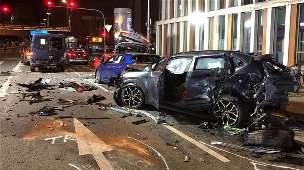 Karambolage mit 14 Verletzten: Tatverdächtiger festgenommen Nach dem Unfall in Köln-Deutz bietet sich ein Bild der Zerstörung.