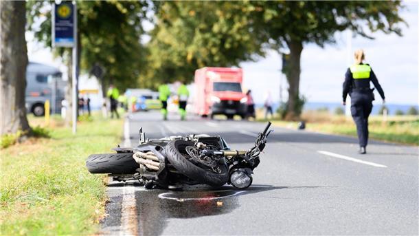 Zusammenstoß mit Motorrad - Pedelecfahrer stirbt Nach dem Unfall sind zwei Menschen ins Krankenhaus gekommen - einer von ihnen starb.