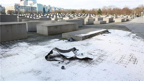 Auto kracht in Berliner Holocaust-Mahnmal Nach dem Unfall: Trümmerteile des Autos am Berliner Holocaust-Mahnmal.