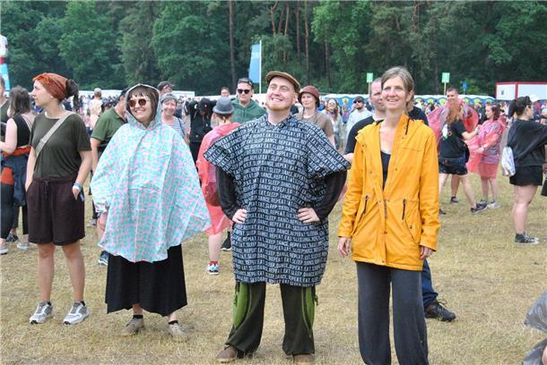 Nach dem Unwetter kamen die Besucher mit Regenjacke zurück zu den Bühnen.